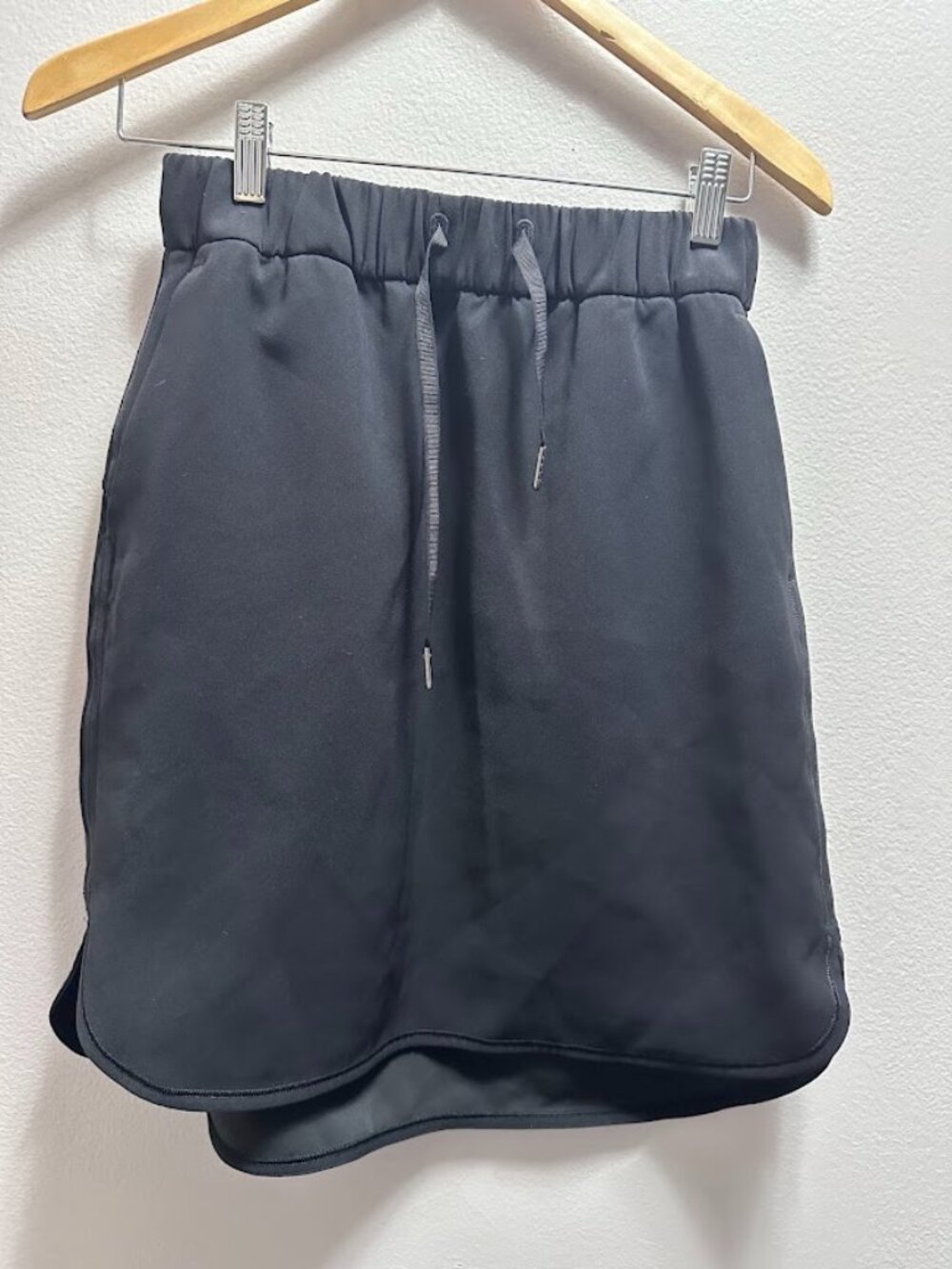 Lululemon On The Fly Black Pull On Athletic Skirt Drawstring Pockets Size 6